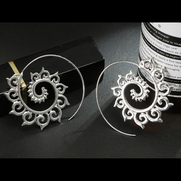 🌟 2/$24 Spiral Dangle Hoops 🌟 - Picture 6 of 6